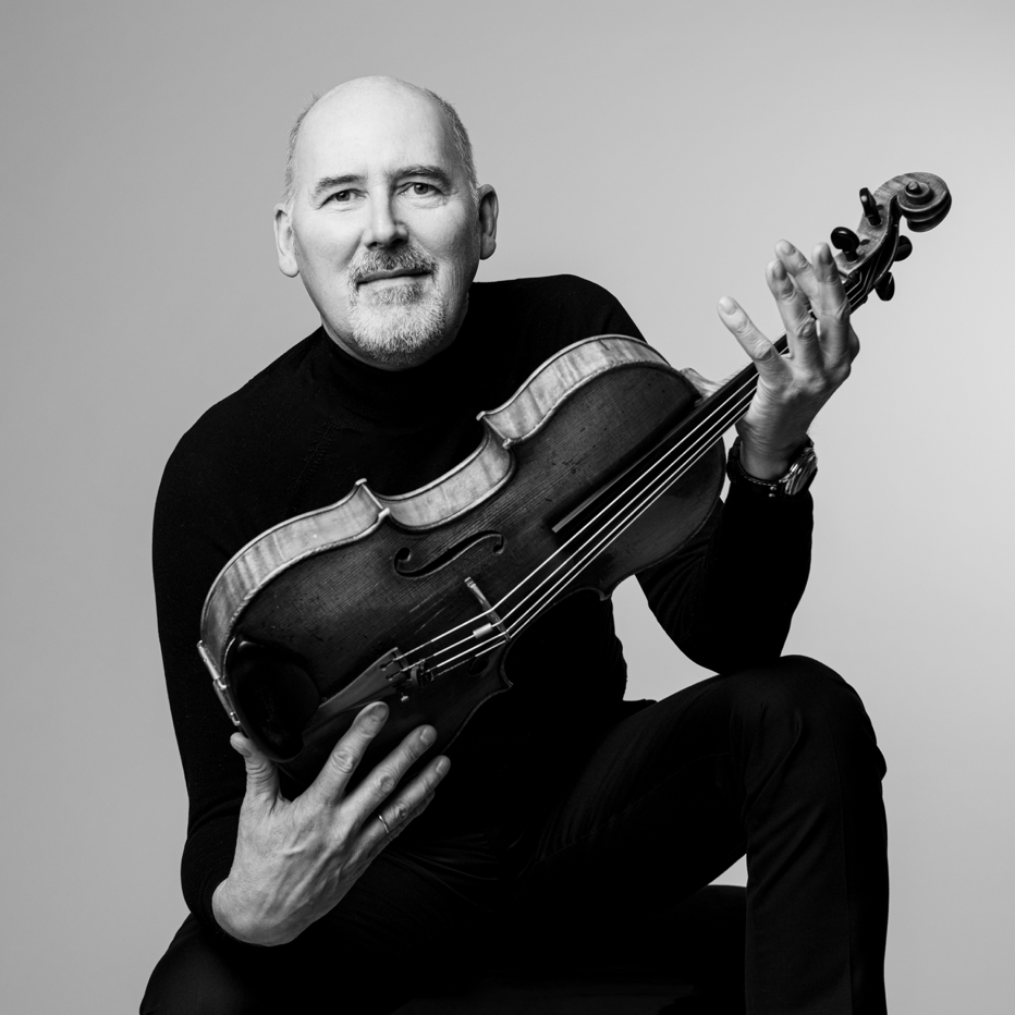 portrait d'un homme qui tient un alto en noir et blanc